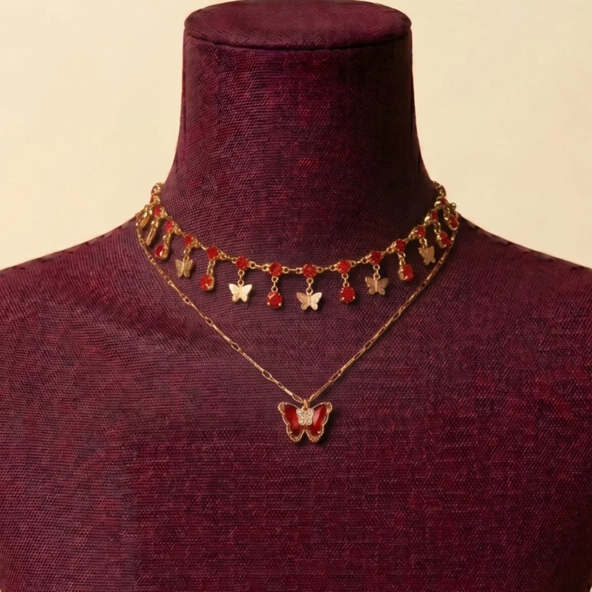 Scarlet Butterfly — Collier Cristaux Rouges Pendentif Papillon Plaqué Or 18K | Auraya